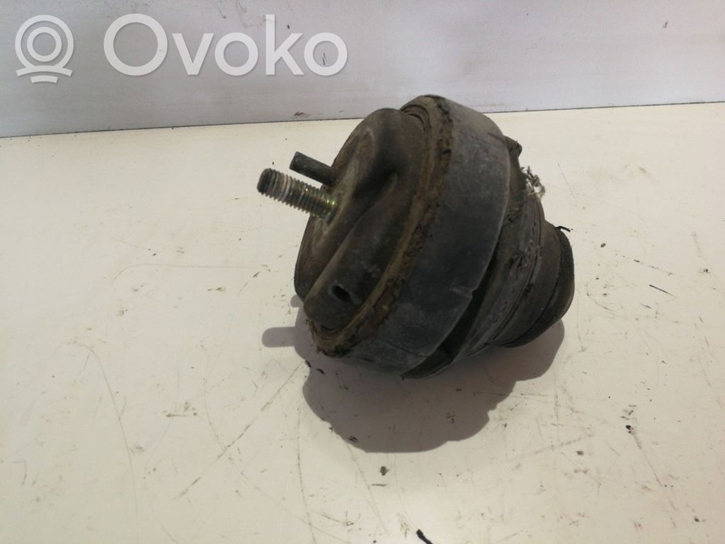 Volvo V70 Engine mount bracket 