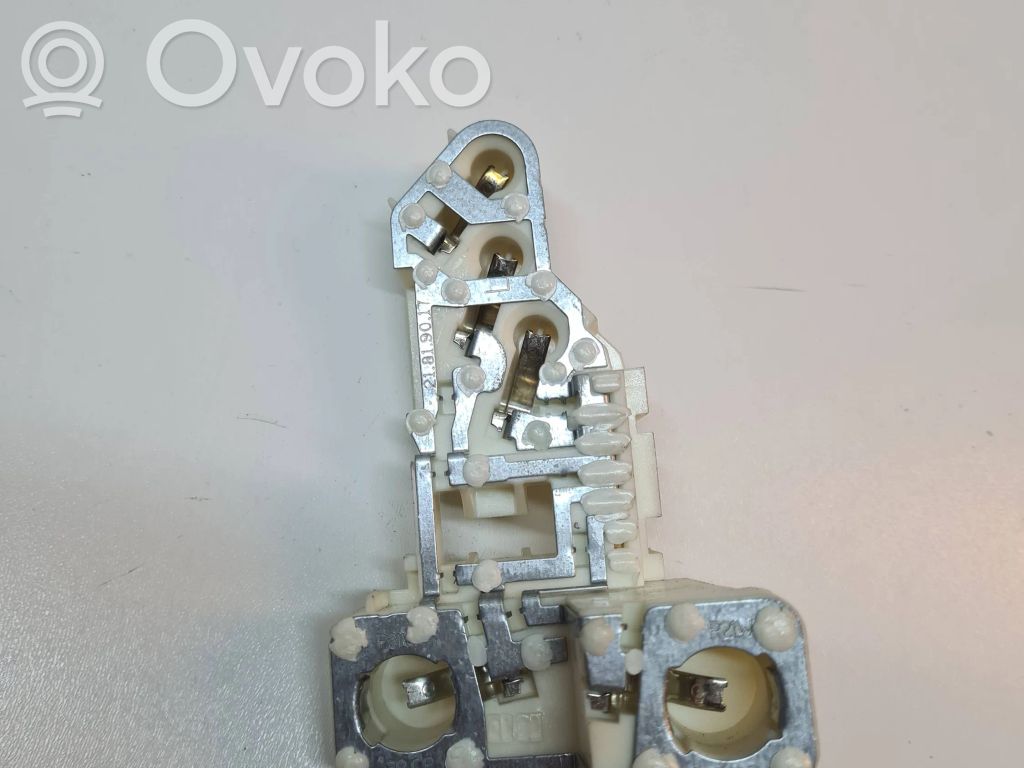 BMW 3 E90 E91 Takavalon polttimon suojan pidike 