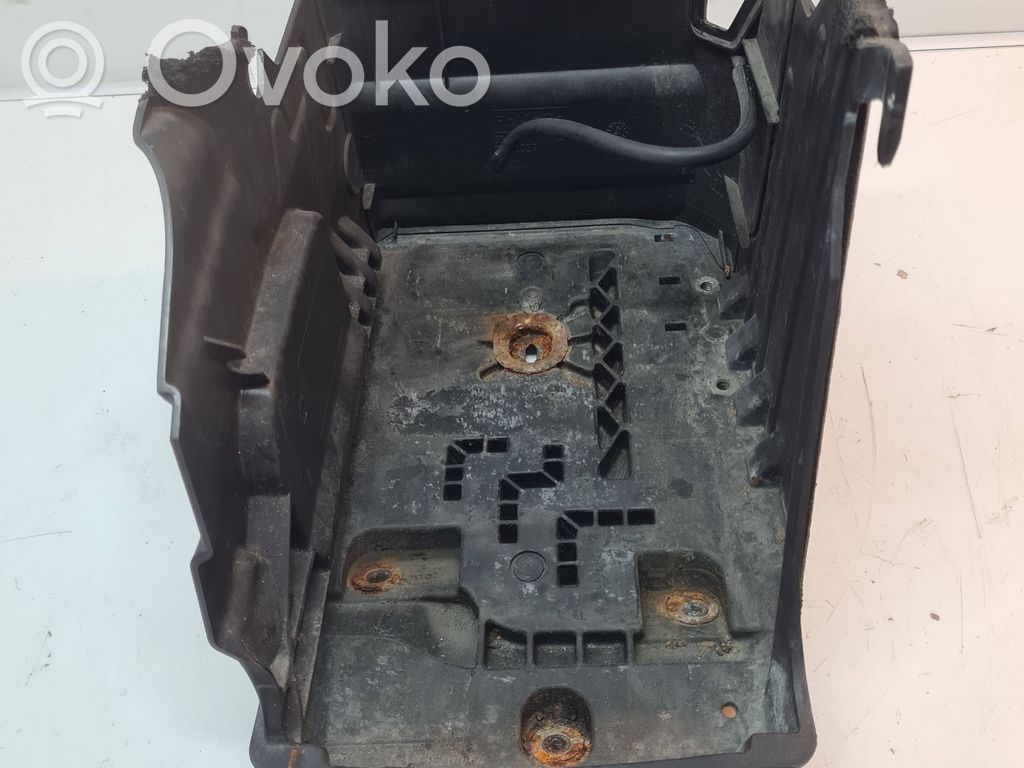 Volvo V70 Akumuliatoriaus tvirtinimo padas 