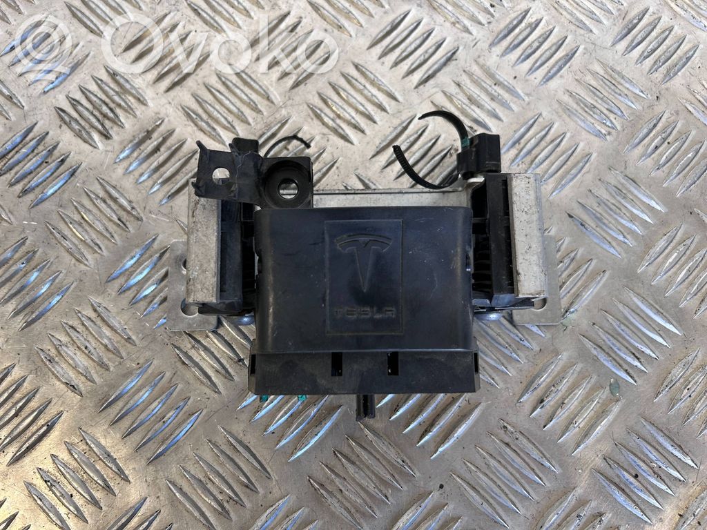 Muu moottoritilan osa   100331100C