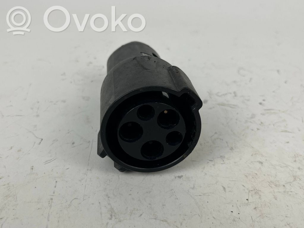 Tesla Model 3 Elektromobilio įkrovimo lizdas 