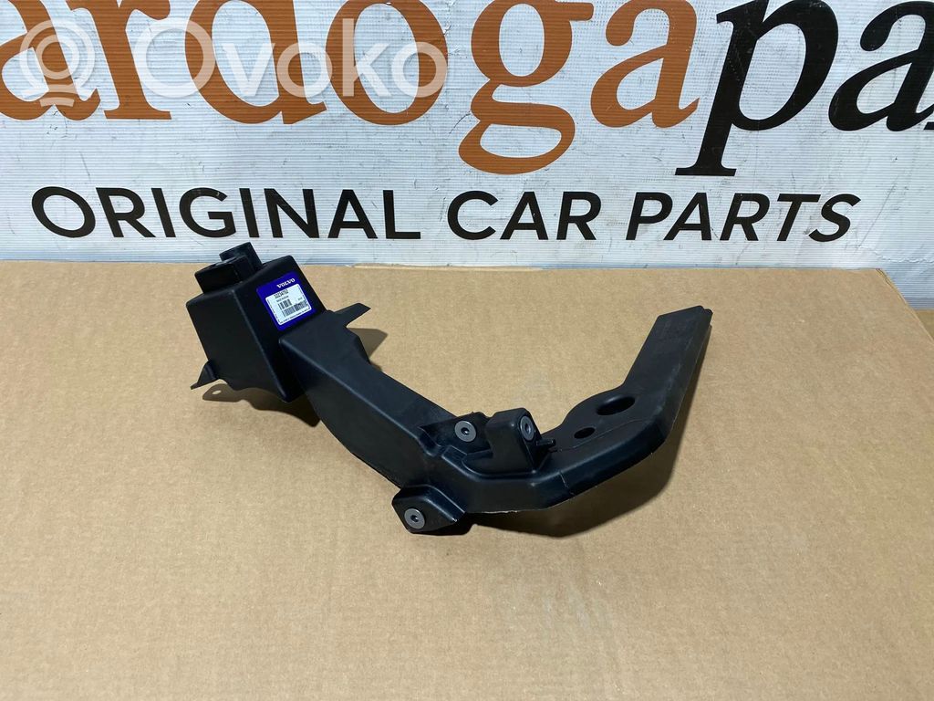 Volvo XC40 Uchwyt / Mocowanie błotnika przedniego 