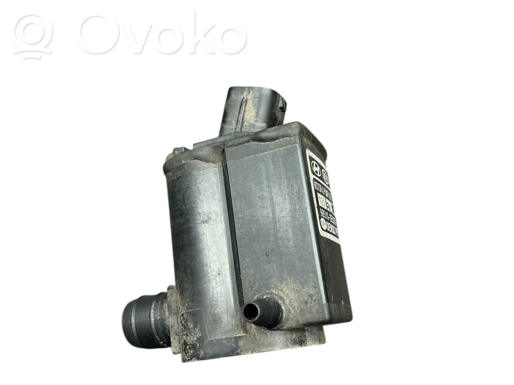 KIA Carens II Windscreen/windshield washer pump 