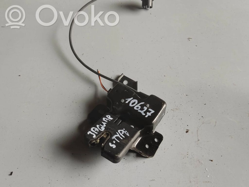 Loading door lock