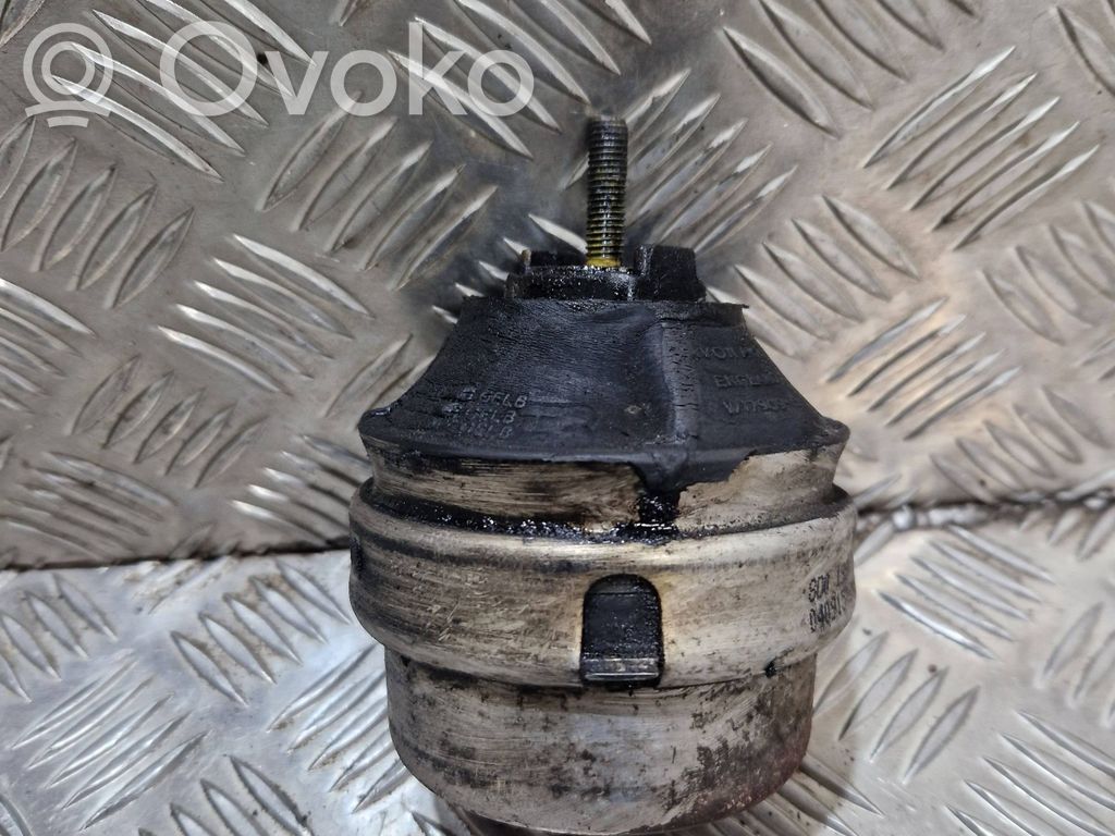 Volkswagen PASSAT B5 Engine mount bracket 