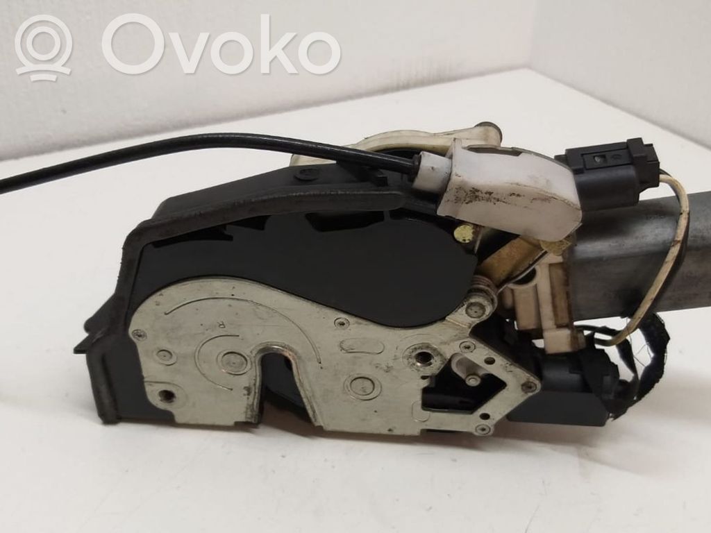 BMW 7 E65 E66 Takaoven lukko 