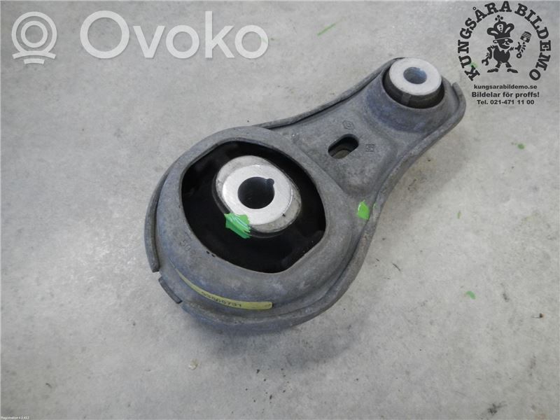 Opel Vivaro Engine mount bracket 