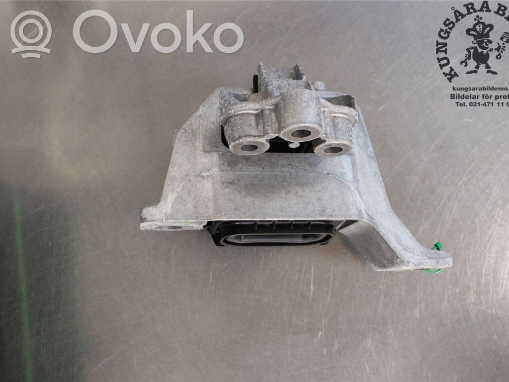 Ford Focus Engine mounting bracket 