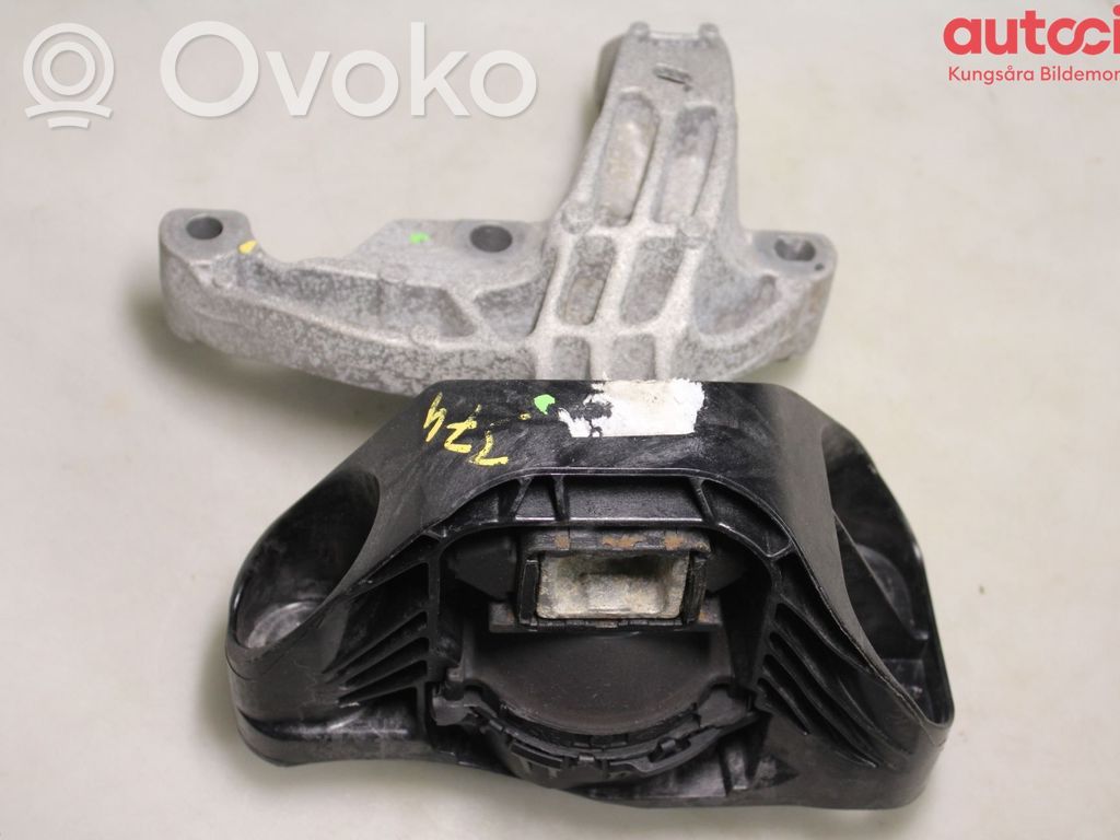 Renault Express Engine mounting bracket 