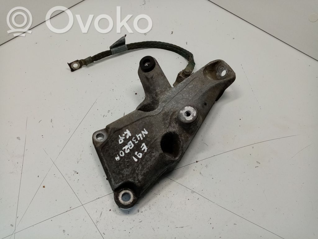 Engine mounting bracket   22116776529