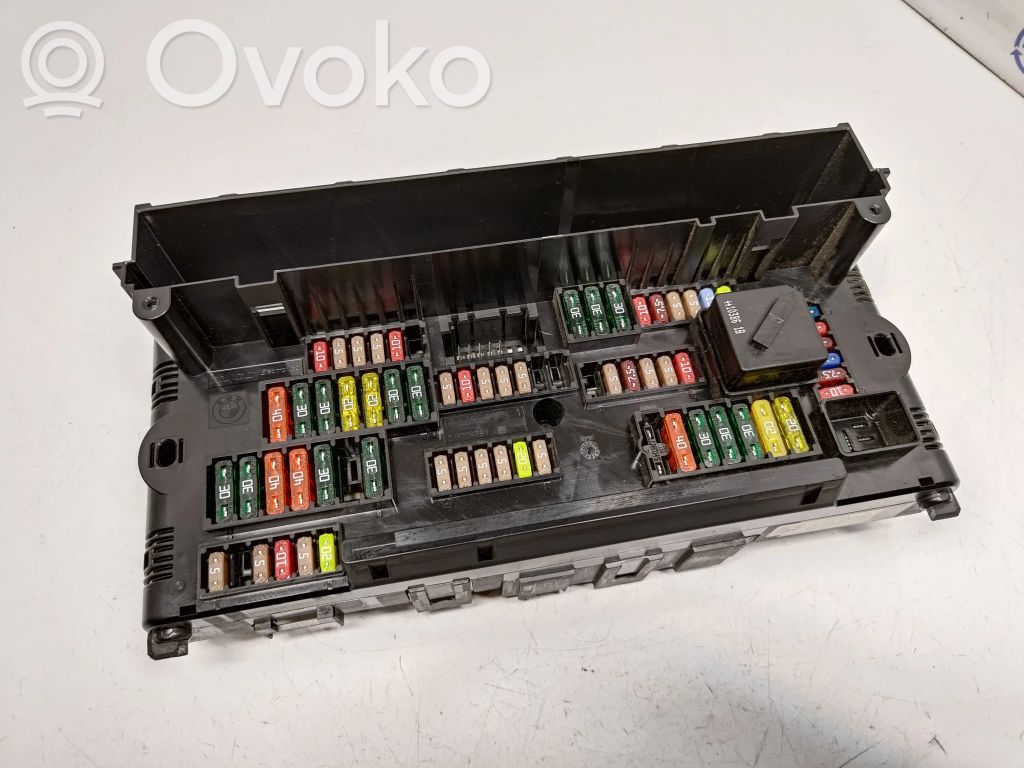 BMW 5 GT F07 Ramka / Moduł bezpieczników 