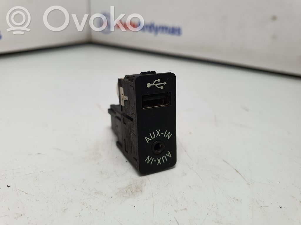 BMW 3 F30 F35 F31 Gniazdo / Złącze AUX 