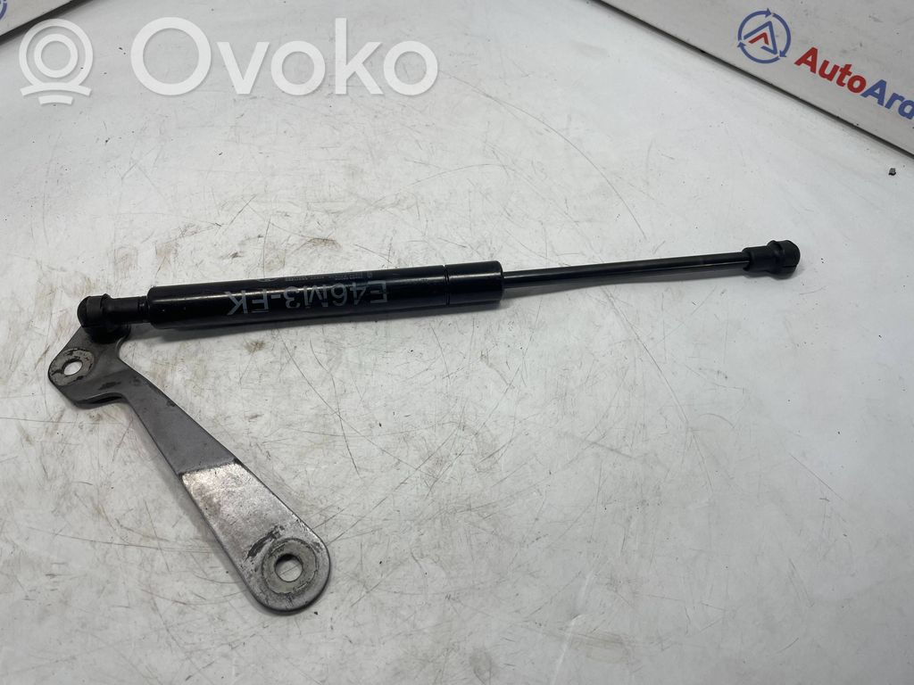 BMW M3 Takaluukun tukivarsi 