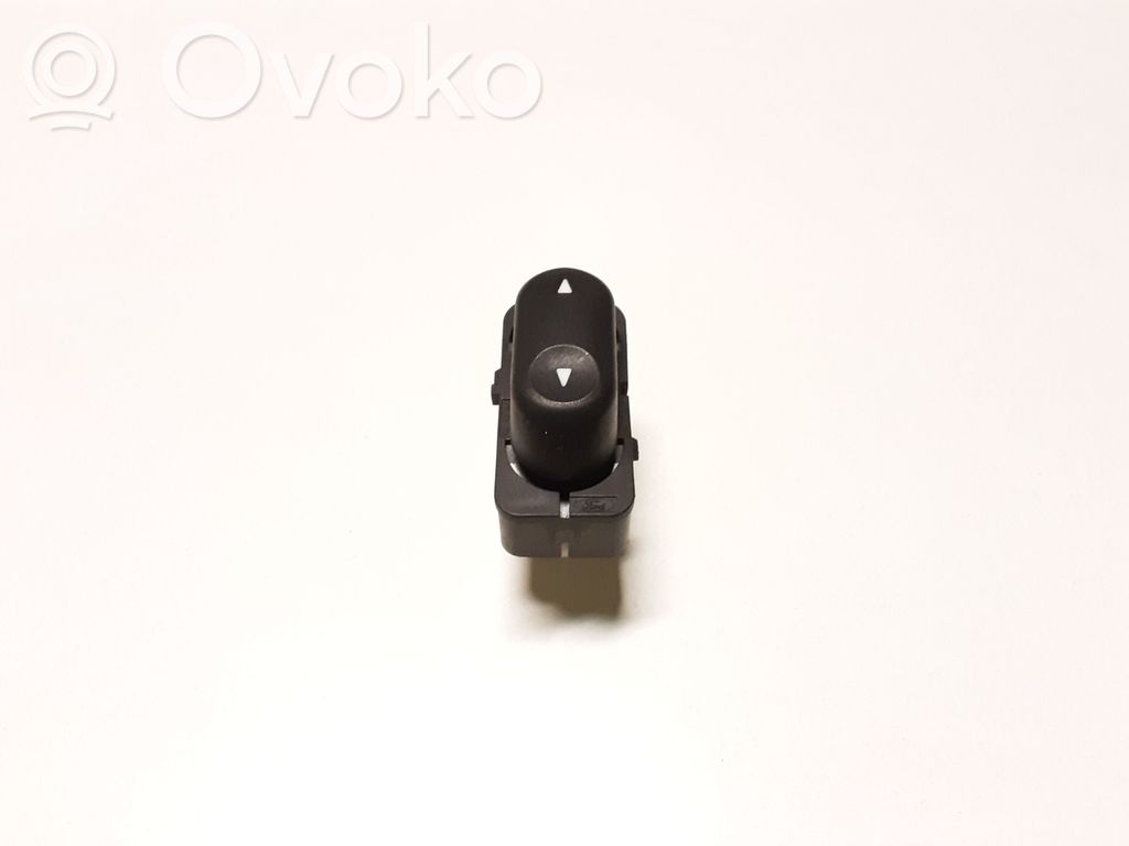 Electric window control switch   E1046637YA