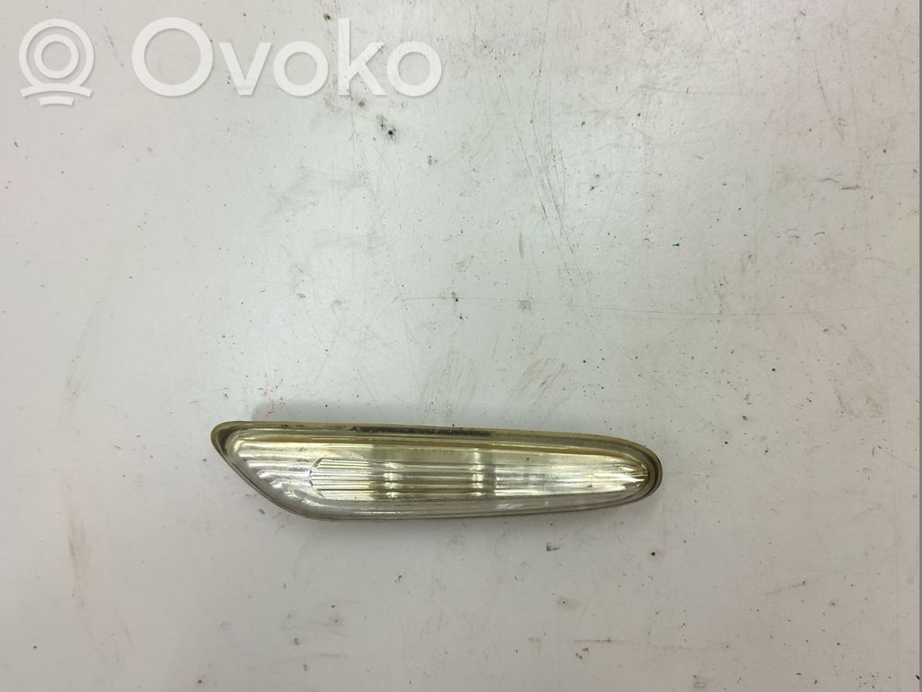 Front fender indicator light   A049189