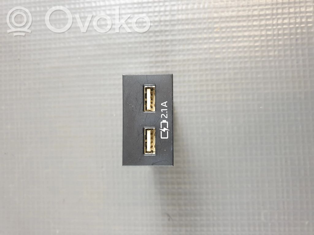 Toyota RAV 4 (XA50) USB socket connector 