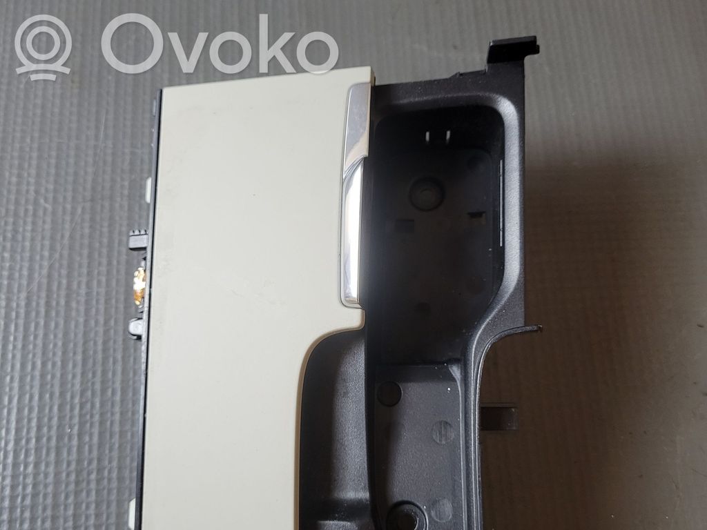 Volvo XC60 Peleninė panelėje 