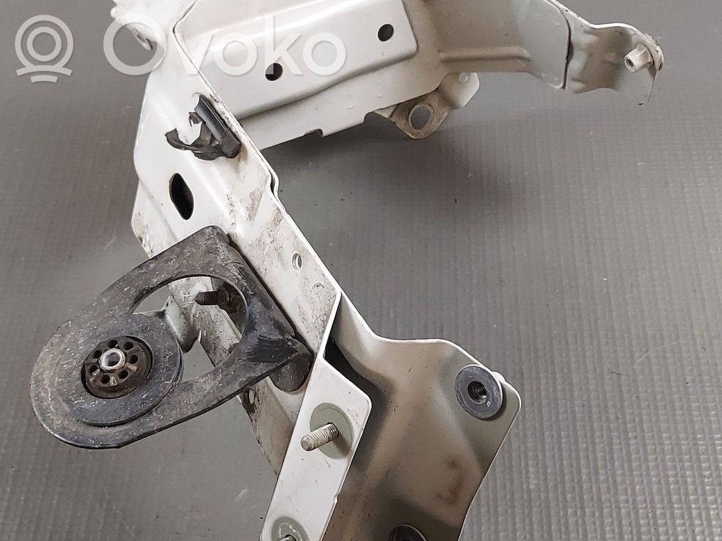Audi SQ7 Fender mounting bracket 