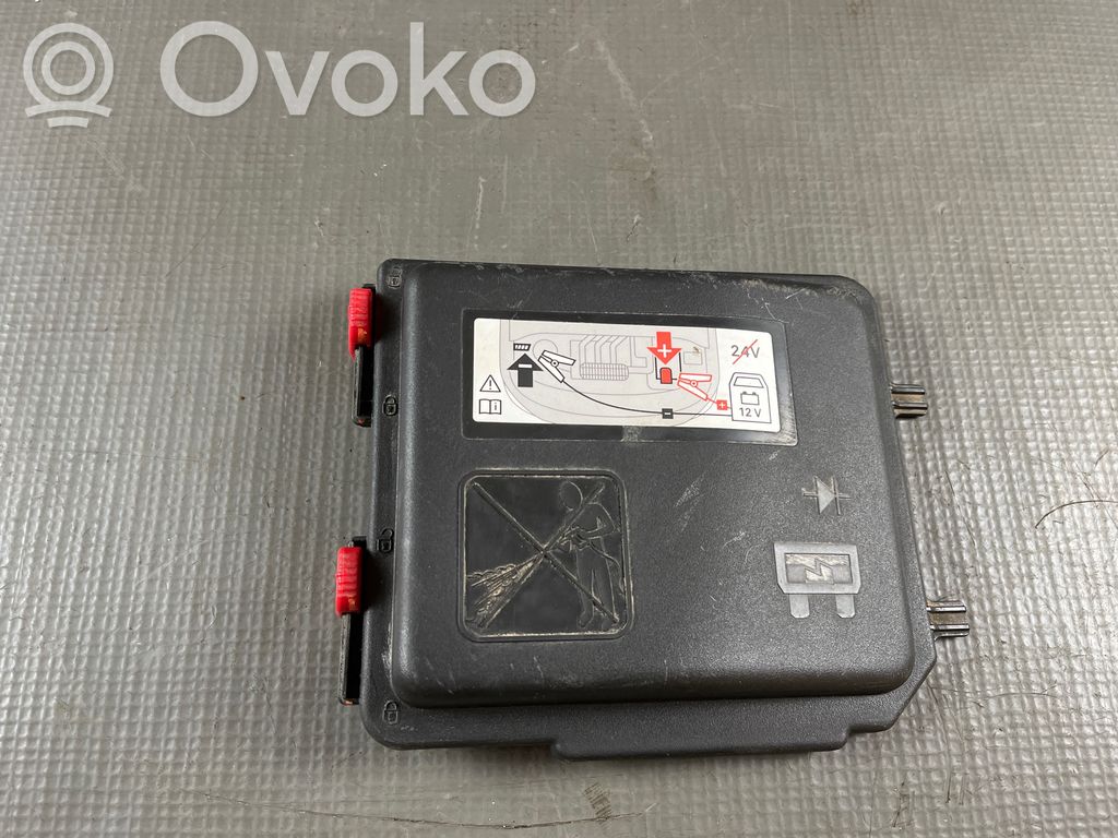 Peugeot 208 II Tapa de caja de fusibles 