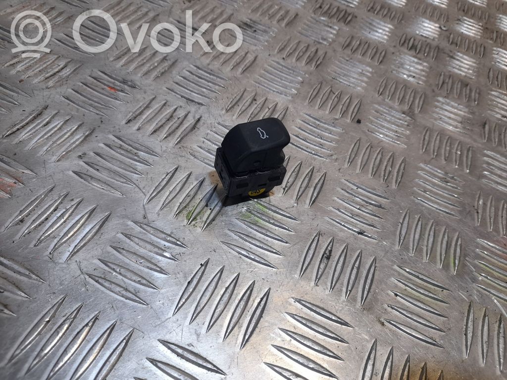 Audi A3 S3 8V Tailgate/boot open switch button 