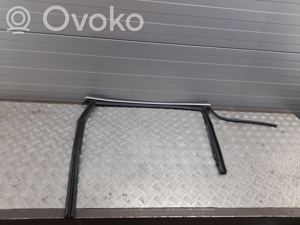 Audi Q7 4M Listón embellecedor de la ventana de la puerta trasera 