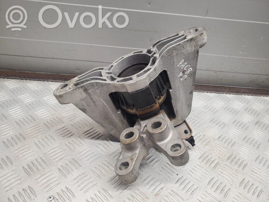 Chrysler Pacifica Engine mounting bracket 
