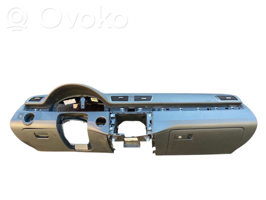 Volkswagen PASSAT B7 Panelė 