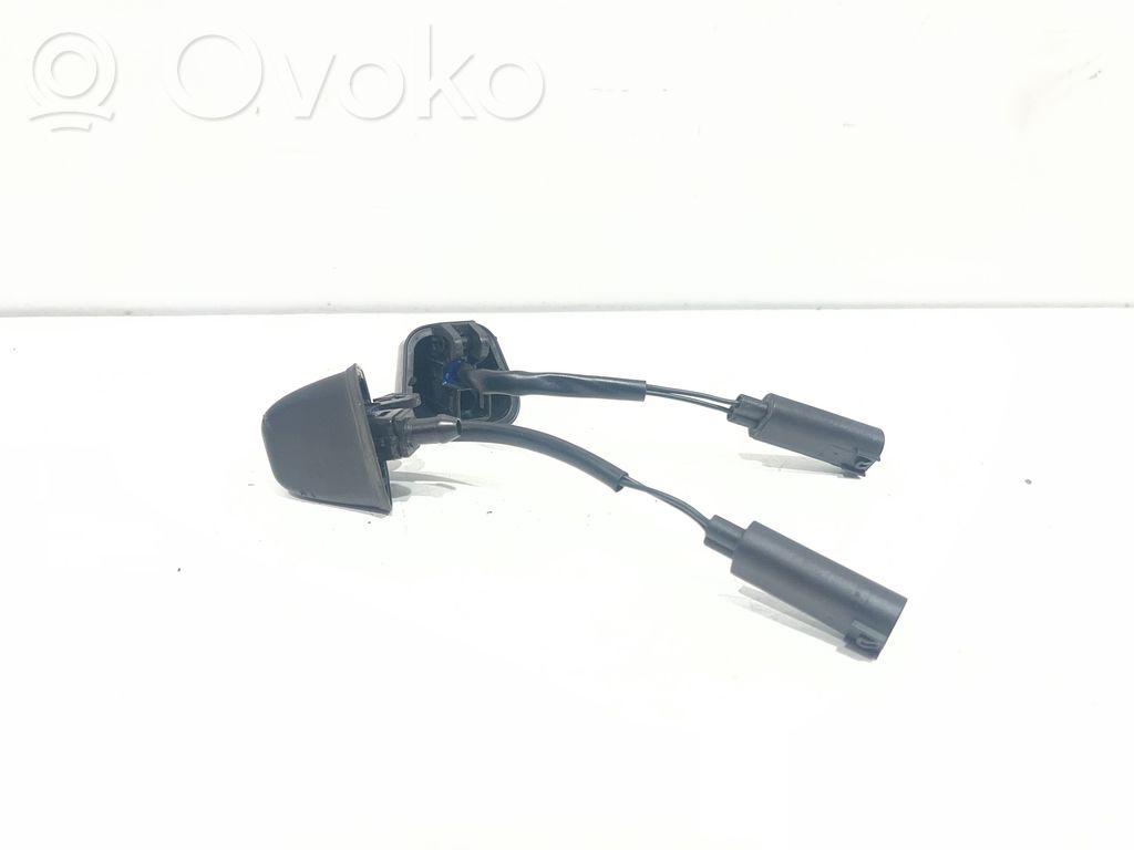 Windshield washer spray nozzle   8365385