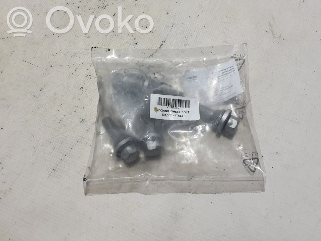 Volvo XC40 Mutterit/pultit 