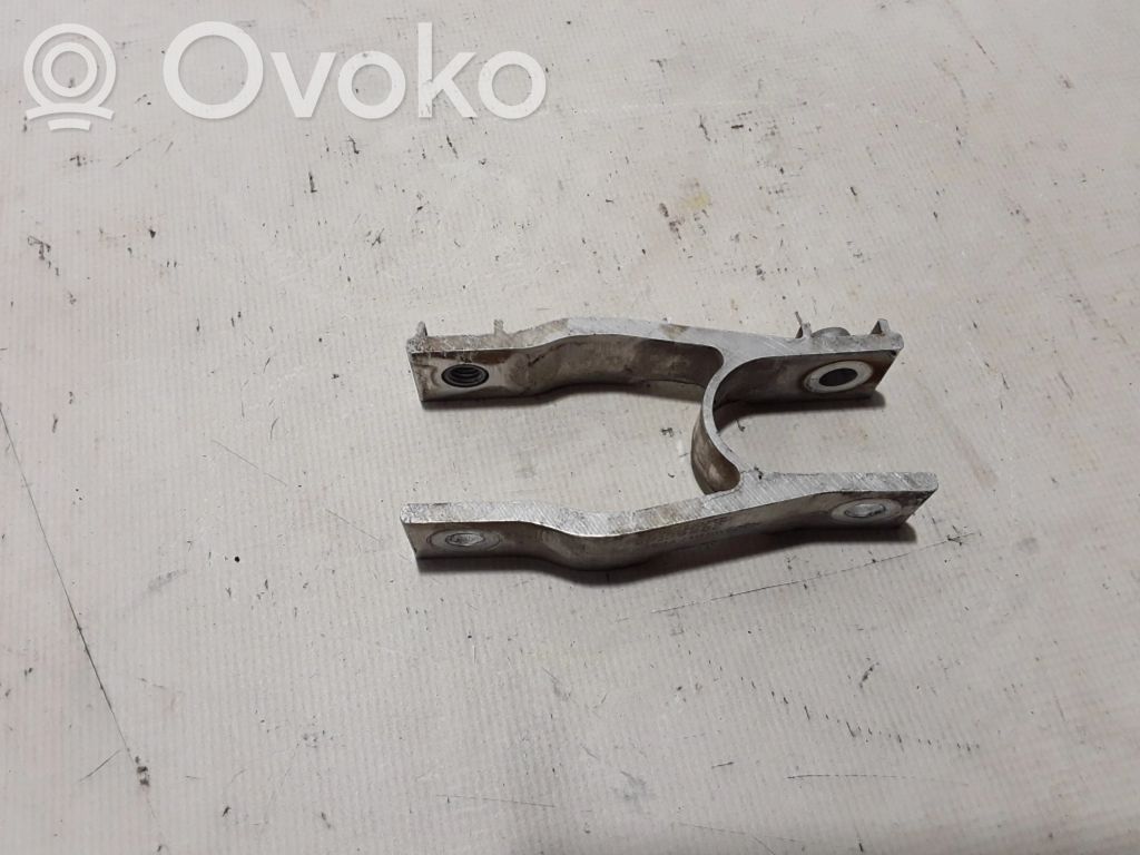 Volvo S60 Engine mounting bracket 