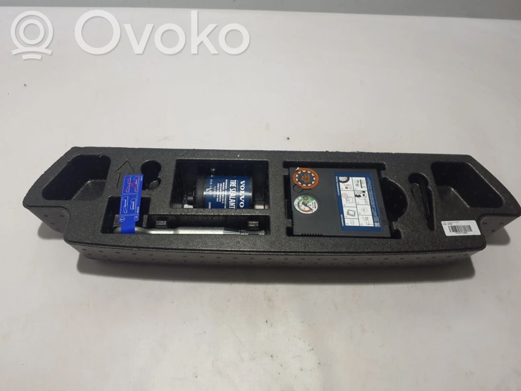 Volvo C40 Tool set 