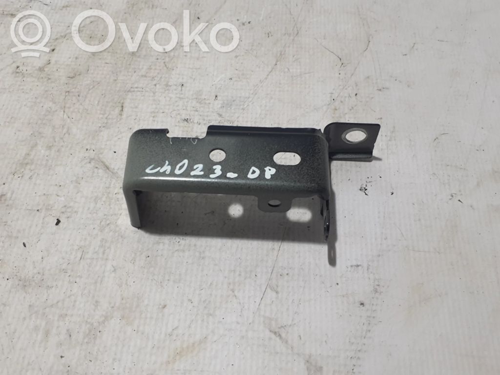 Volvo C40 Uchwyt / Mocowanie błotnika przedniego 
