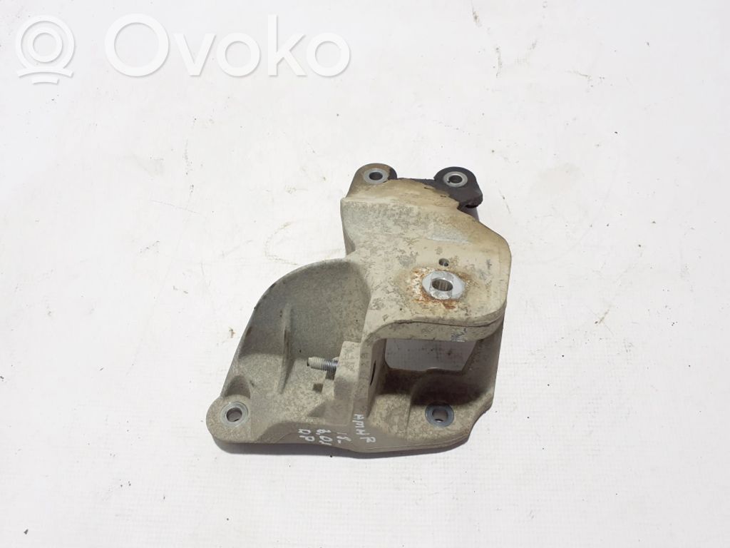 Volkswagen Amarok Engine mounting bracket 
