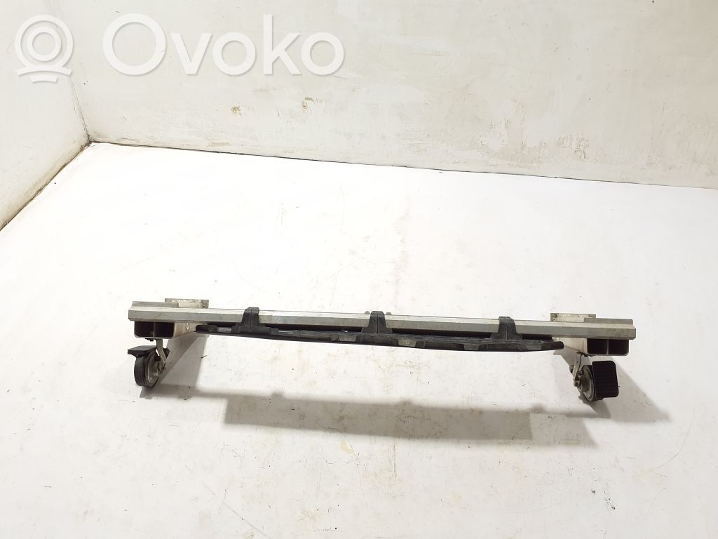 Radiator mount bracket   32246765