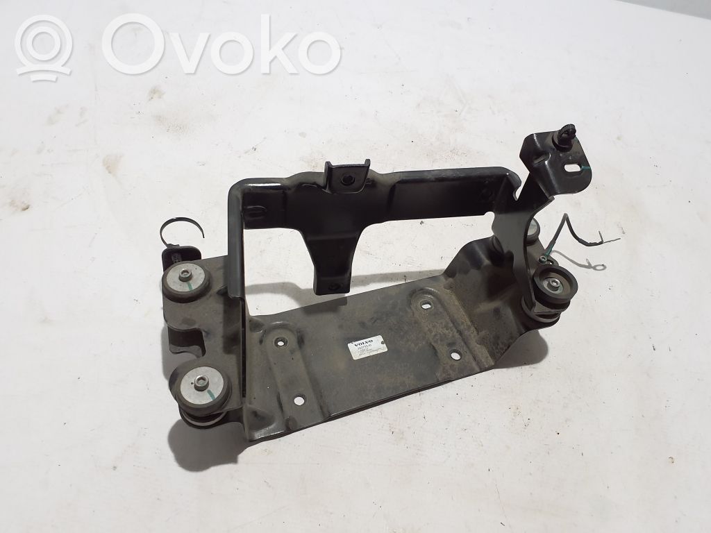 Volvo XC40 A/C compressor mount bracket 