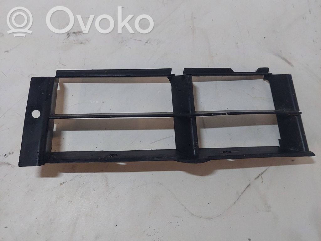 Front bumper lower grill   51118176179