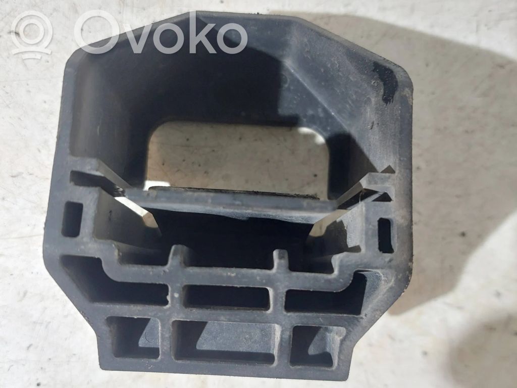 Radiator mount bracket   7807184