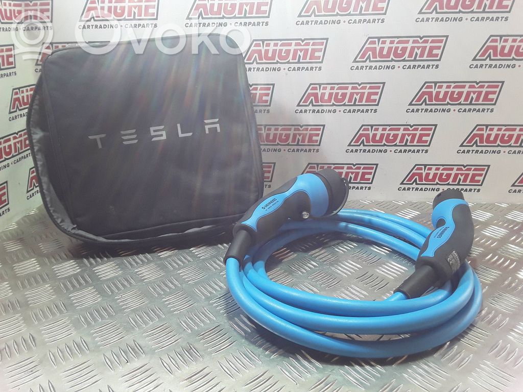Tesla Model 3 Sähköauton latauskaapeli 