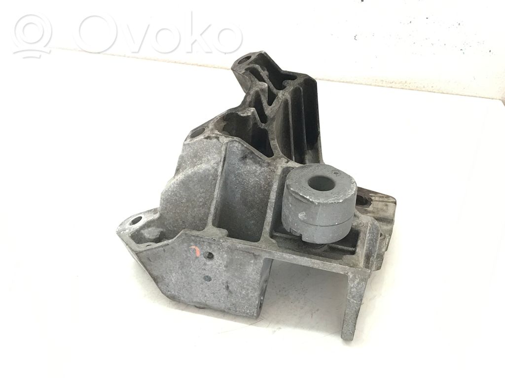 Volvo V70 Engine mounting bracket 