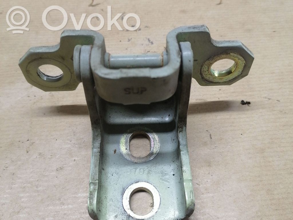 Renault Twingo II Front door upper hinge 