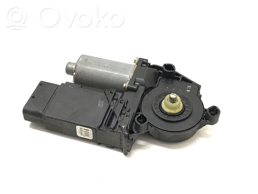 Volkswagen Golf IV Silnik regulatora szyby drzwi przednich 