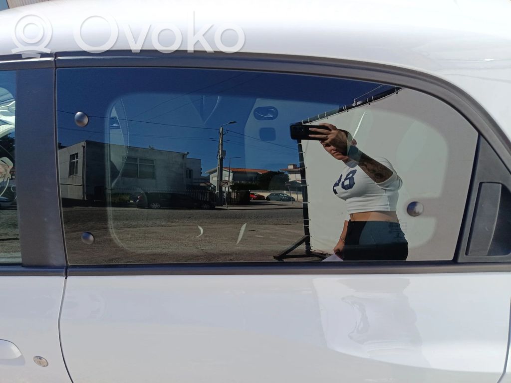 Renault Twingo III Luna de la puerta trasera 