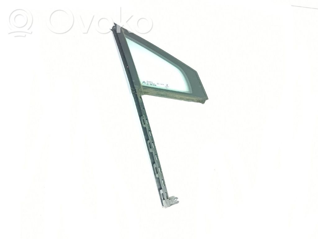 Front triangle window/glass   E143R001582,PILKINGTON