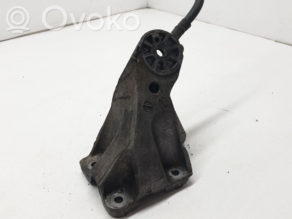Volkswagen Touareg I Engine mounting bracket 