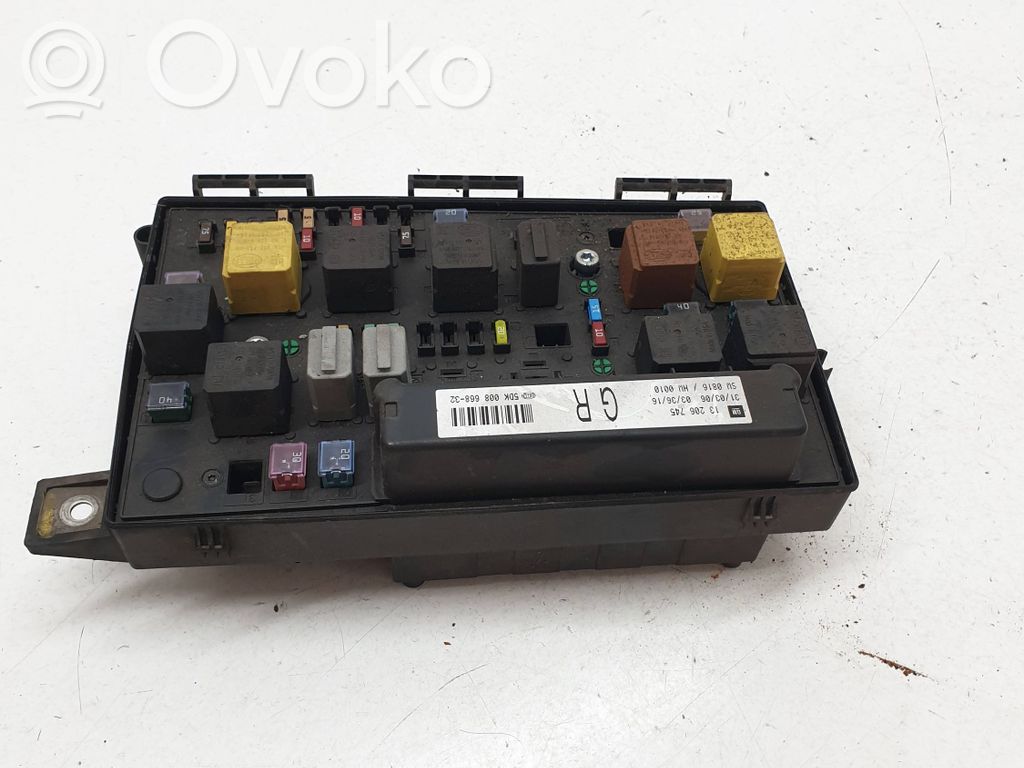 Opel Zafira B Fuse module 