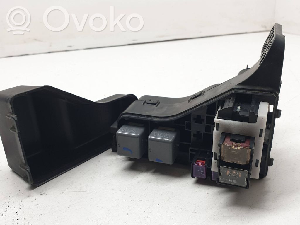 Toyota Corolla Verso AR10 Skrzynka bezpieczników / Komplet 