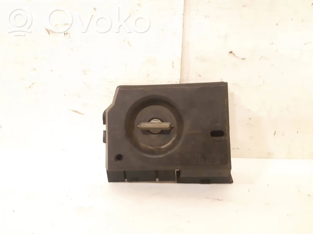 Audi 80 90 S2 B4 Takavalon polttimon suojan pidike 
