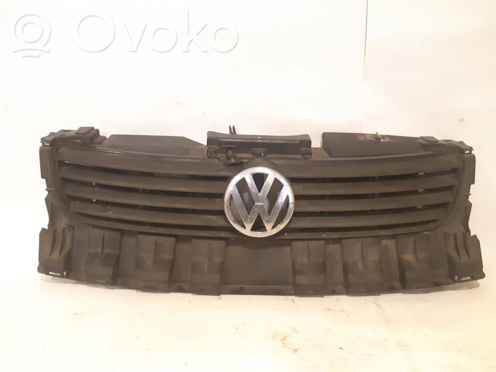 Volkswagen PASSAT B5 Rejilla superior del radiador del parachoques delantero 