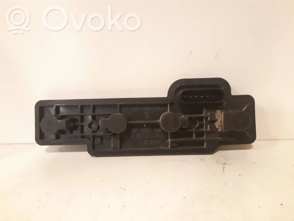 Volkswagen Caddy Takavalon polttimon suojan pidike 