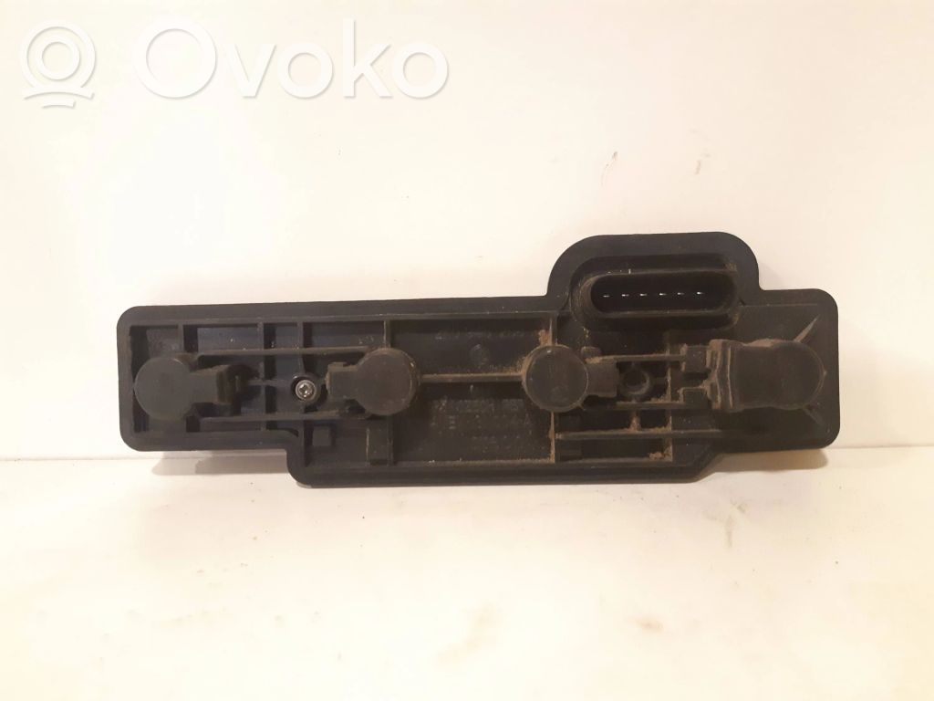 Volkswagen Caddy Takavalon polttimon suojan pidike 